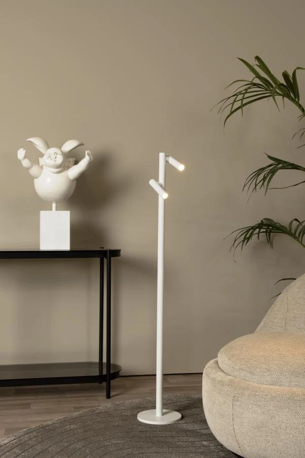 Lucide ANTRIM - Lampadaire / lampe de lecture Rechargeable Intérieur/Extérieur - Batterie/Piles - LED Dim. - 2x2,2W 2700K - IP54 - Avec station de charge sans fil - Blanc - ambiance 1